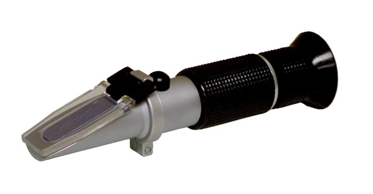 Refractometer measuring range 0–32% in protective case
